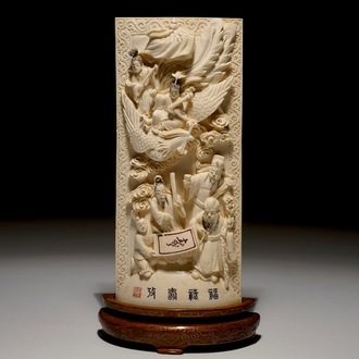 Een Chinese ivoren plaquette met onsterfelijken op houten sokkel, 2e kwart 20e eeuw