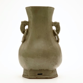 Een monochrome Chinese celadon vaas, 19e eeuw