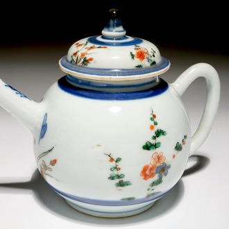 Een Chinese famille verte theepot met deksel, Kangxi