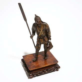 Een Japanse bronzen figuur van een visser, gemerkt Miyao, op houten sokkel