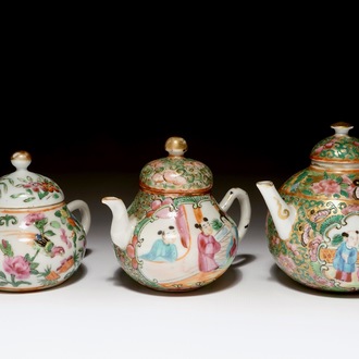 Trois théières en porcelaine de Chine Canton, 19ème