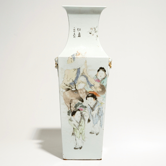 Een vierkante Chinese qianjiang cai vaas, gesigneerd Ma Qing Yun, 19/20e eeuw