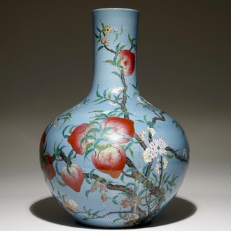 Een Chinese famille rose tianqiuping vaas met blauwe fond en negen perziken decor, 19/20e eeuw