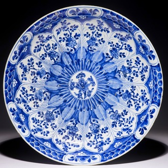 Een Chinese blauw-witte schotel met floraal decor, Kangxi