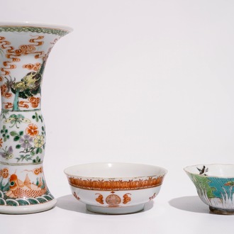 Een Chinese famille verte gu vaas met draken en twee polychrome kommen, 19e eeuw