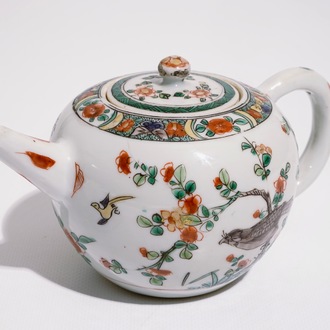 Een Chinese kogelvormige famille verte theepot met vogel decor, Kangxi