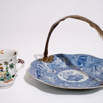 Een Chinees blauw-wit bord met onsterfelijken en een twee-orig famille verte kopje, Kangxi