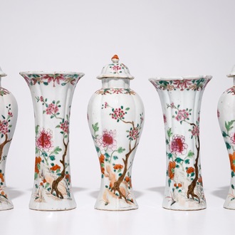 Een vijfdelig Chinees famille rose kaststel met floraal decor, Qianlong