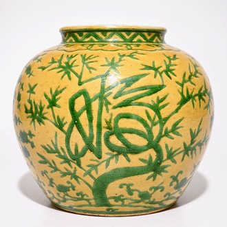 Een Chinese pot met groen "Three friends of winter" decor op gele fond, Wanli gemerkt, 19/20e eeuw