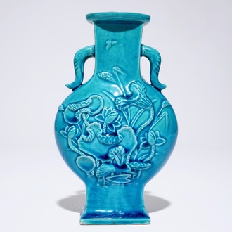 Een Chinese turquoise maanfles met reliëfdecor, 19/20e eeuw