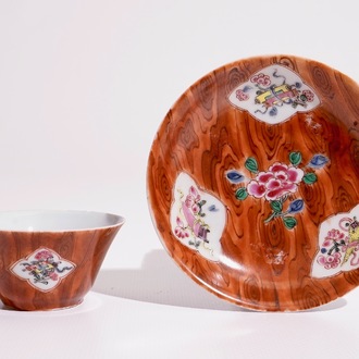 Une tasse et soucoupe en porcelaine de Chine famille rose et faux-bois, Qianlong