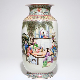 Een fijne Chinese famille rose vaas met dames in een tuin, 20e eeuw