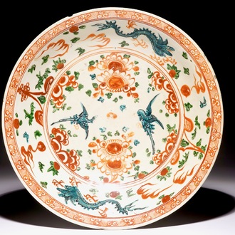 Een Chinese Zhangzhou of Swatow schotel met draken en vogels, Ming