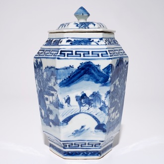 Een Chinese hexagonale blauw-witte dekselpot met landschapsdecor, 19e eeuw