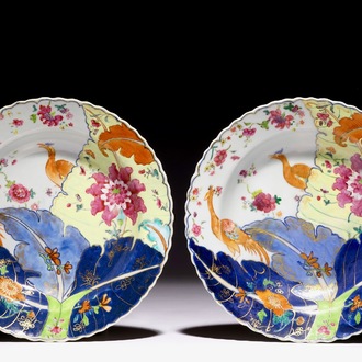 Een paar Chinese famille rose soepborden met pseudo-tabaksbladeren decor, Qianlong