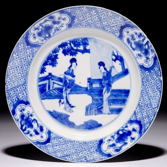 Een Chinees blauw-wit bord met "Lange Lijzen" in een tuin, Kangxi 