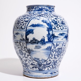Een grote Chinese blauw-witte balustervormige vaas met figuratief decor, Ming, Wanli