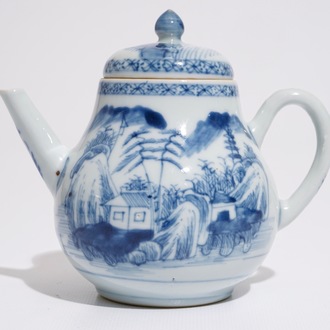 Een Chinese blauw-witte theepot met een fijn landschap, Yongzheng/Qianlong
