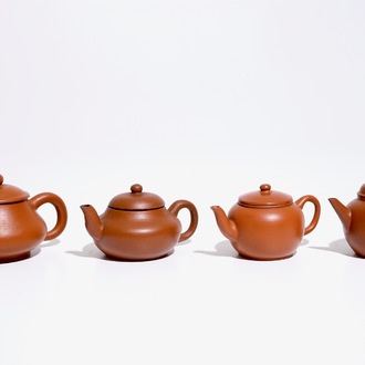 Quatre petites théières et leur couvercle en grès de Yixing, Chine, 19/20ème