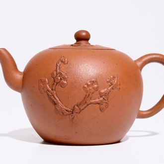 Een Chinese Yixing steengoed theepot met deksel, Kangxi