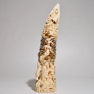 Een Chinese gestoken ivoren tand met een huwelijksscène, ca. 1900