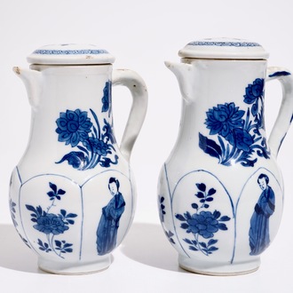 Twee Chinese blauw-witte dekselkannen met "Lange Lijzen" decor, Kangxi