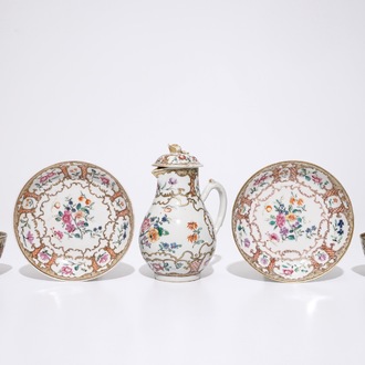 Une paire de tasses et soucoupes et un pot à lait en porcelaine de Chine d'exportation, Qianlong