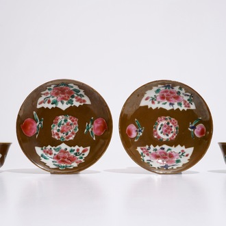 Une paire de tasses et soucoupes en porcelaine de Chine famille rose sur fond capucin, Qianlong
