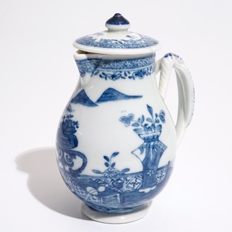 Een Chinees blauw-wit melkkannetje met deksel en gedraaid oor, Qianlong