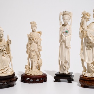 Vier Chinese ivoren vrouwelijke figuren op houten stand, eind 19/begin 20e eeuw