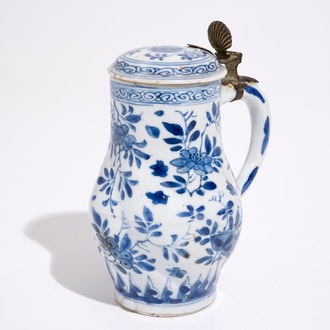 Een gedraaide Chinese blauw-witte dekselkan met metalen montuur, Kangxi