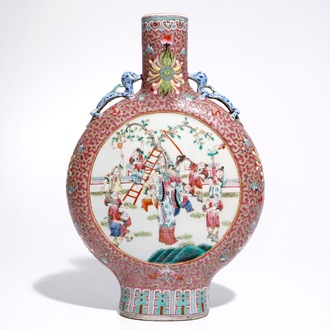 Een grote Chinese famille rose moonflask met decor van personages, 19/20e eeuw