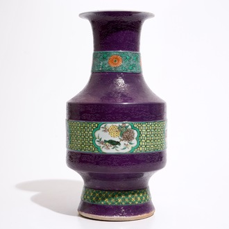 Een Chinese vaas met sgraffito decor van draken op een paarse fond, 19/20e eeuw