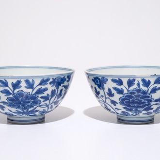 Een paar Chinese blauw-witte kommen met pioenslingers, Chenghua merk, Ming
