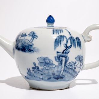 Een Chinese blauw-witte theepot met landschapsdecor, Qianlong