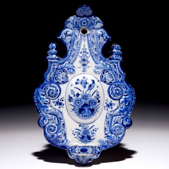 Een zeldzame Delftse blauw-witte wandapplique, 18e eeuw