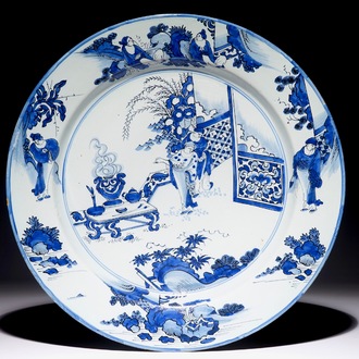 Een grote blauw-witte Delftse schotel met chinoiseriedecor, eind 17e eeuw