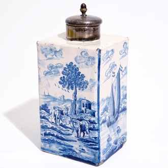 Een Amsterdamse Delfts aardewerken jeneverfles of theebus met zilveren dop, ca. 1720