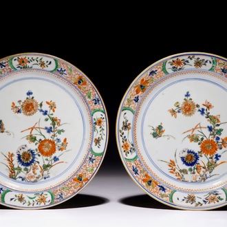 Een paar Chinese verte-imari borden met floraal decor, Kangxi
