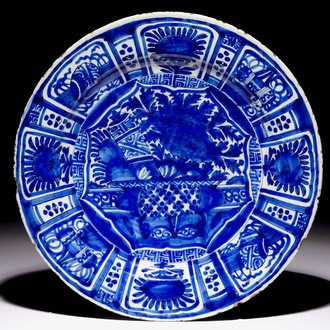 Een blauw-witte Delftse schotel met chinoiseriedecor in kraak-stijl, 1e kwart 18e eeuw