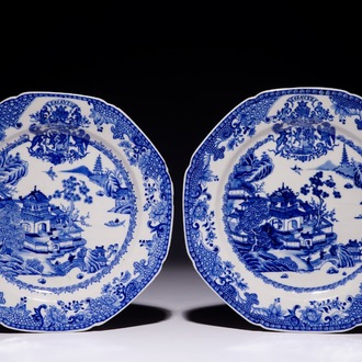 Een paar Chinese blauw-witte wapenborden voor de Franse markt, Qianlong