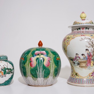 Twee Chinese famille rose vazen met deksels en een kleine famille verte gemberpot, 19/20e eeuw