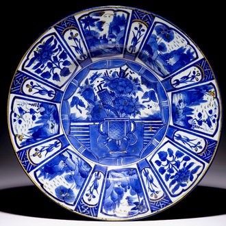 Een grote overgedecoreerde Japanse Arita schotel in Wanli-stijl, ca. 1700