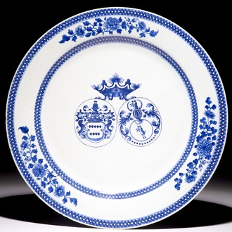 Een grote blauw-witte Chinese schotel voor de Nederlandse markt met alliantiewapen, Qianlong