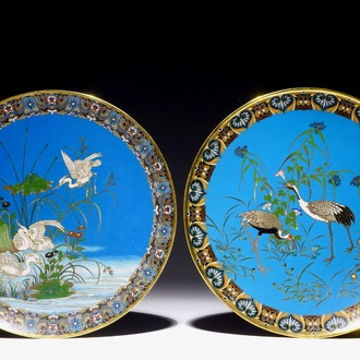 Een paar Japanse cloisonné schotels met vogeldecor, Meiji, 19e eeuw