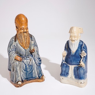 Twee Chinese blauw-wit geglazuurde biscuit figuren van onsterfelijken, Qianlong