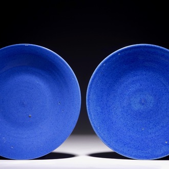 Een paar Chinese monochroom blauwe schotels, 19e eeuw