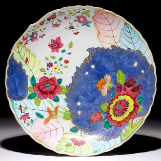 Een Chinese famille rose schotel met tabaksbladeren decor, Qianlong