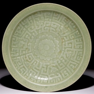 Een Chinese celadon schotel met floraal onderglazuur decor, 19e eeuw