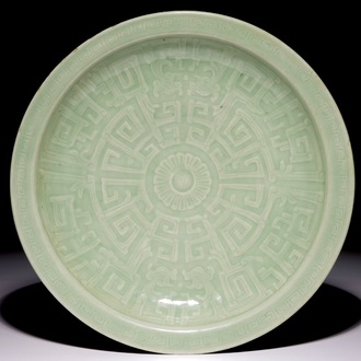 Een Chinese celadon schotel met floraal onderglazuur decor, 19e eeuw